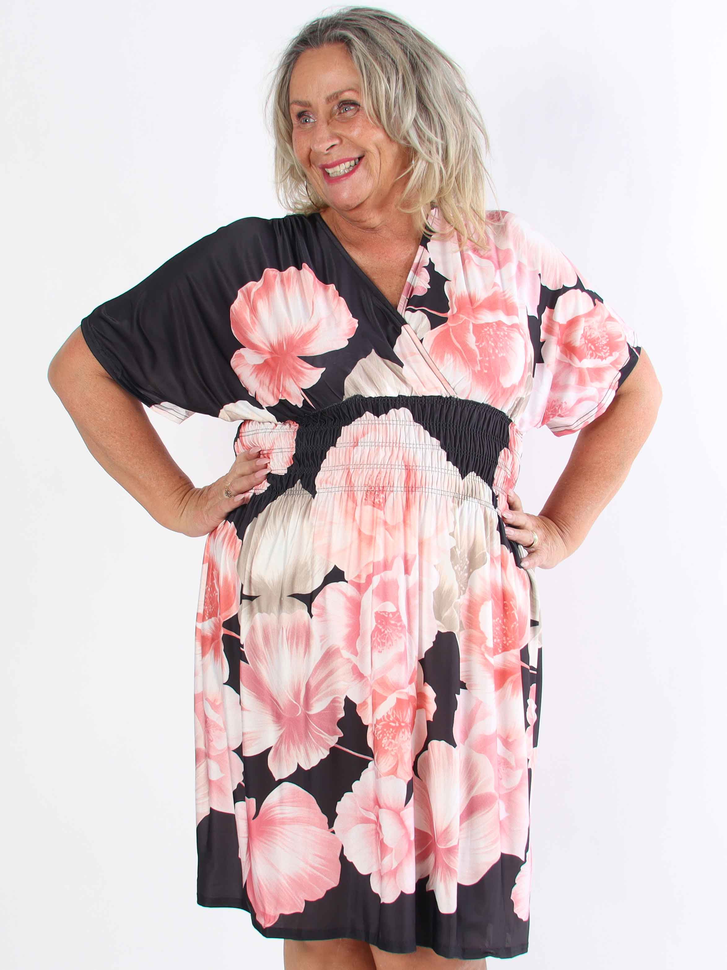 Pams Peony Short - Kort elastisk plus size-klänning med blommigt tryck